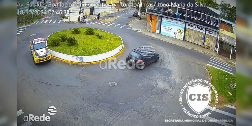 Veículos ficaram circulando a rotatória da Praça Pedro Cortez