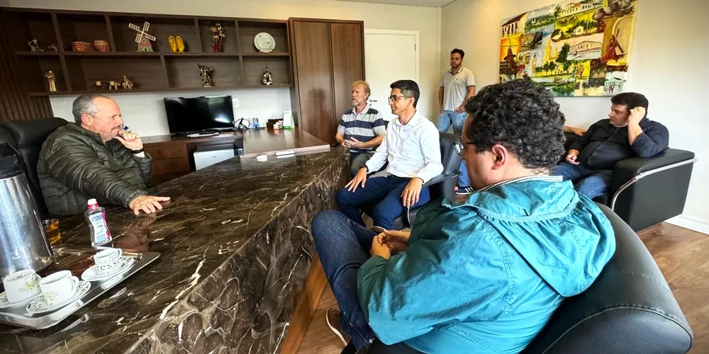 Lideranças também conversaram com o atual prefeito Álvaro Telles (à esquerda)