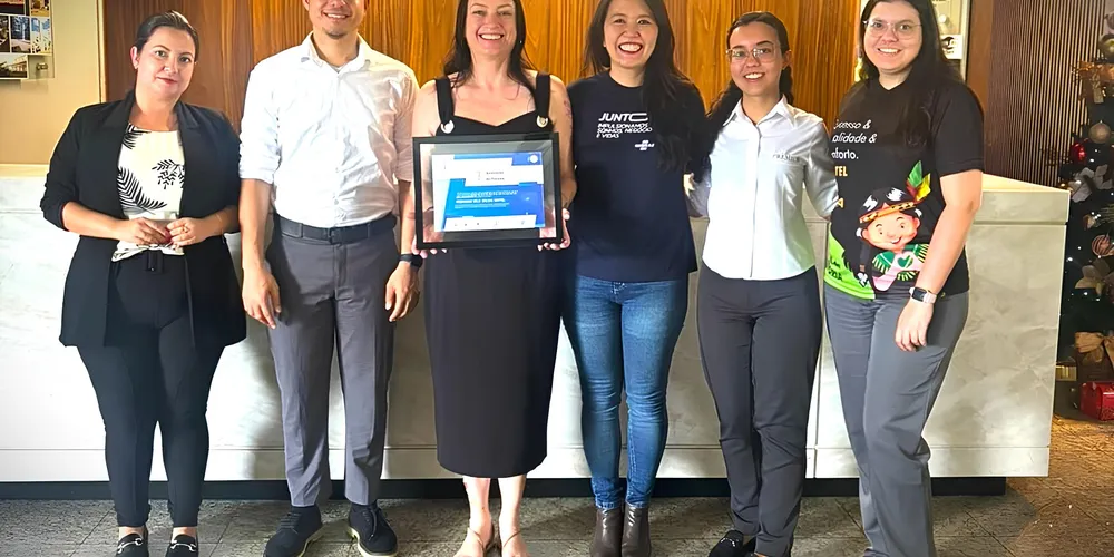 Representantes do Hotel com o 'Selo de Qualidade no Turismo'