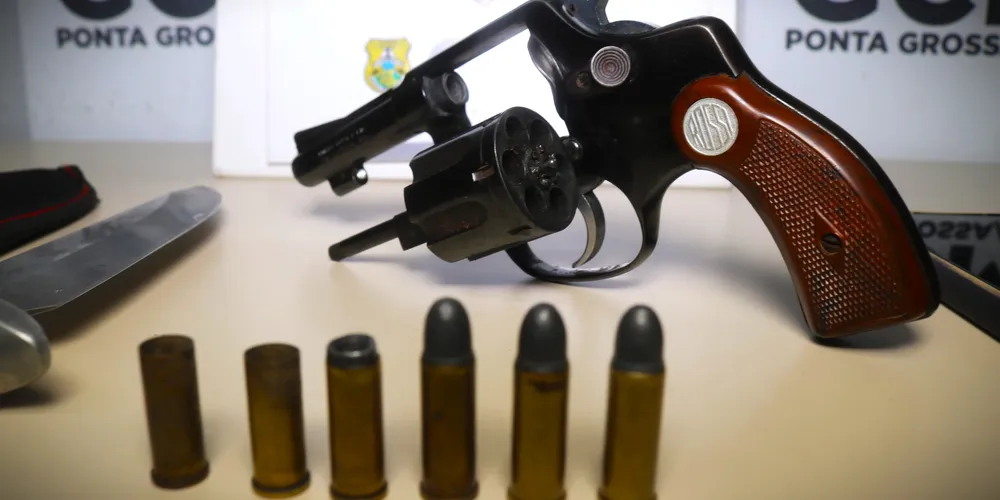 Revólver calibre 32 foi apreendido pelas autoridades