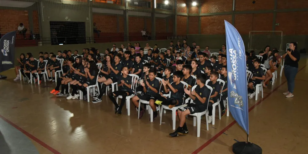 O projeto visa aprimorar habilidades esportivas e promover hábitos saudáveis para crianças e adolescentes de 6 a 12 anos, oferecendo gratuitamente aulas de futsal