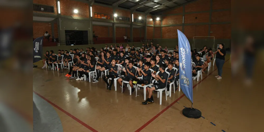 O projeto visa aprimorar habilidades esportivas e promover hábitos saudáveis para crianças e adolescentes de 6 a 12 anos, oferecendo gratuitamente aulas de futsal