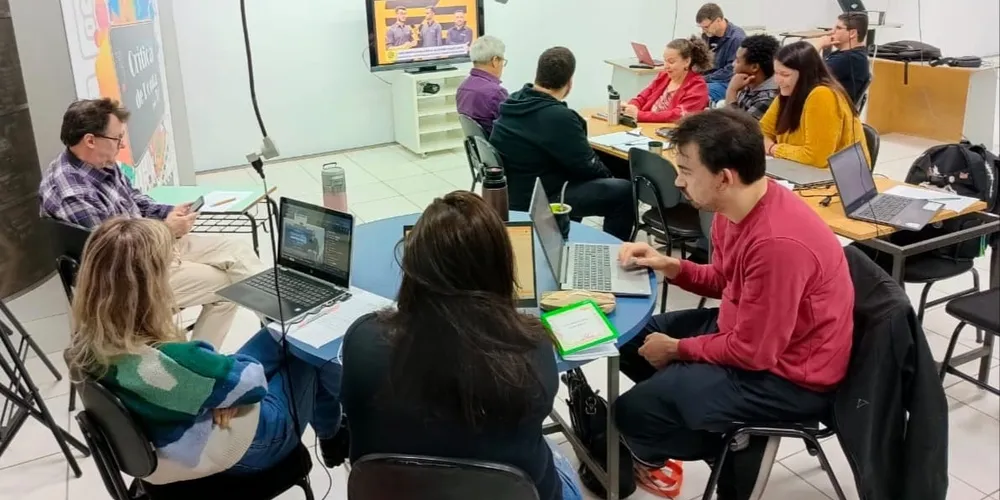 Acadêmicos da UEPG acompanharam o debate do Grupo aRede