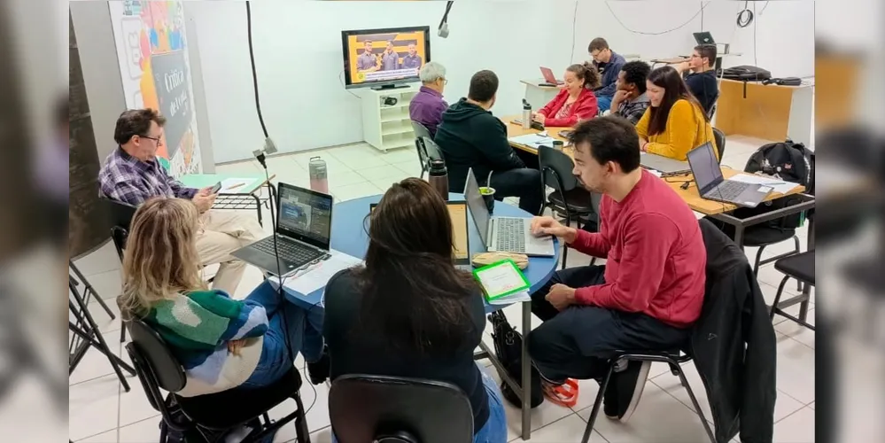 Acadêmicos da UEPG acompanharam o debate do Grupo aRede