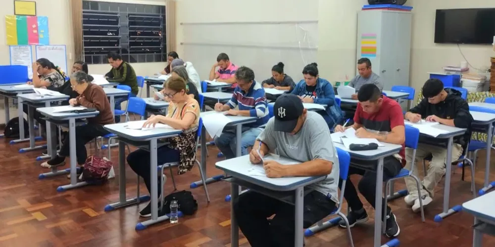 Para cursar a EJA é preciso ter pelo menos 15 anos e não existe limite de idade