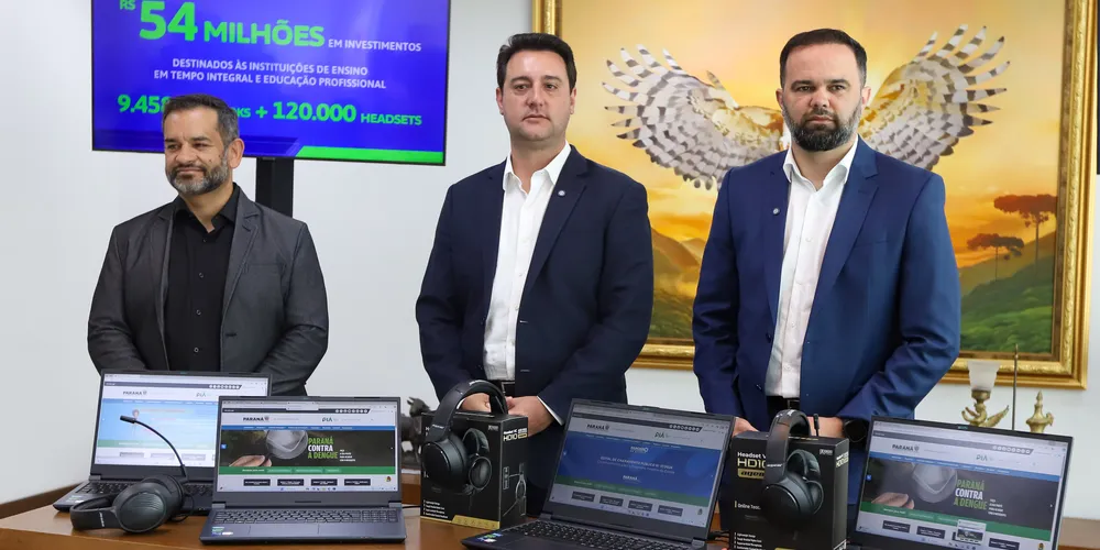 O governador Carlos Massa Ratinho Junior e o secretario  da Educação Roni Miranda,  entregam notebooks e fones de ouvido