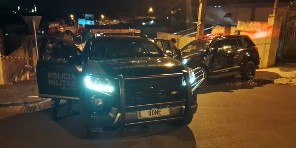 Policiais da Rone apreenderam armas, roupas e o veículo usados no crime