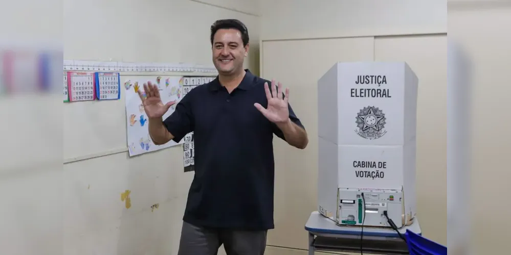 O governador Ratinho Jr. (PSD) votou em uma escola municipal do bairro Santa Felicidade neste domingo (27)