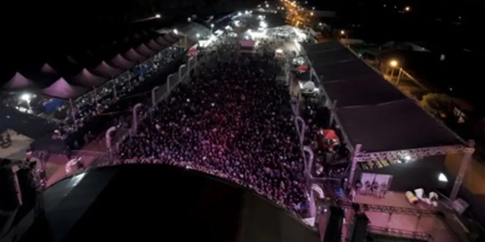 O rodeio foi marcado por provas de montaria em touro