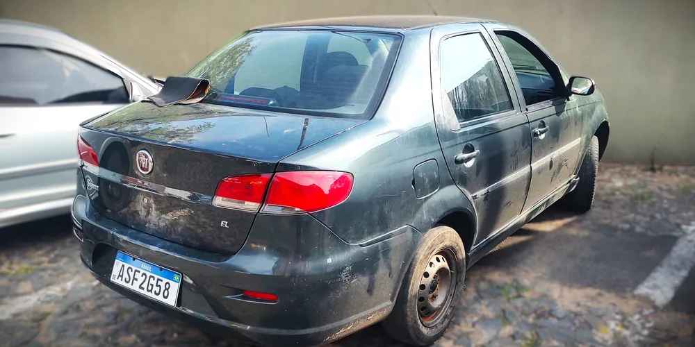 Veículo Siena foi recuperado pelas autoridades de segurança