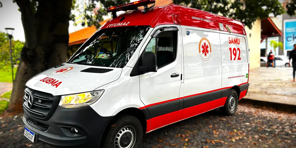Equipes do Samu encaminharam a vítima à unidade hospitalar