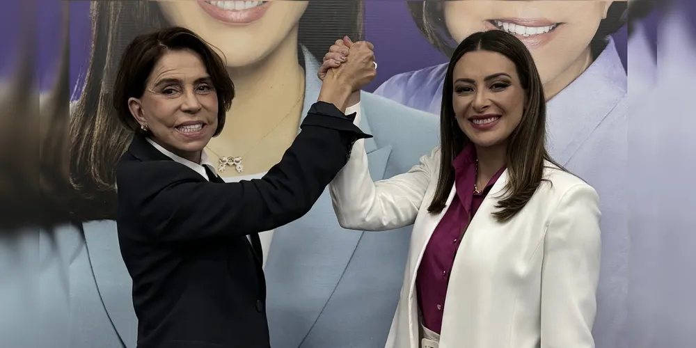 Sandra Queiroz de mãos dadas com Mabel Canto, durante convenção partidária do PSDB que confirmou a chapa para as eleições deste ano