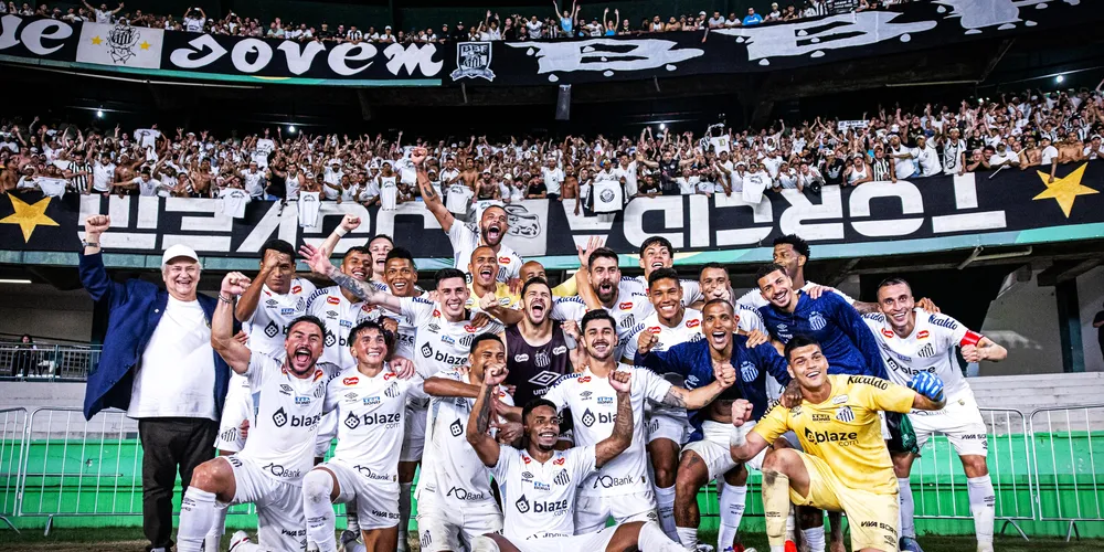 Atletas celebraram o acesso à Série A após o jogo contra o Coritiba