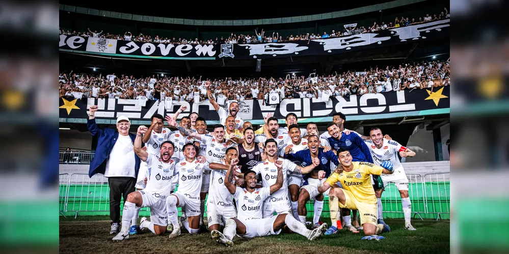 Atletas celebraram o acesso à Série A após o jogo contra o Coritiba