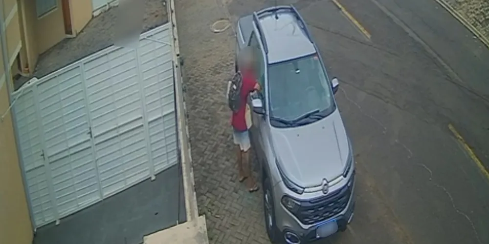Homem usou objeto para quebrar a janela do veículo