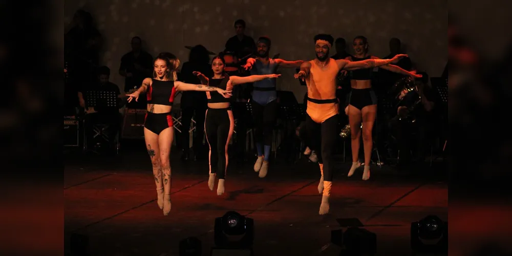 Grupo Municipal de Dança realizou a abertura do festival no Cine Teatro Ópera