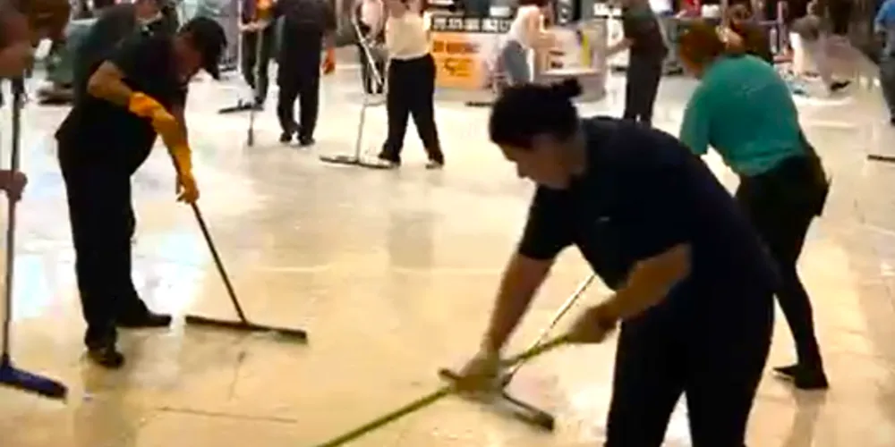 Trabalhadores do shopping realizaram a limpeza do local