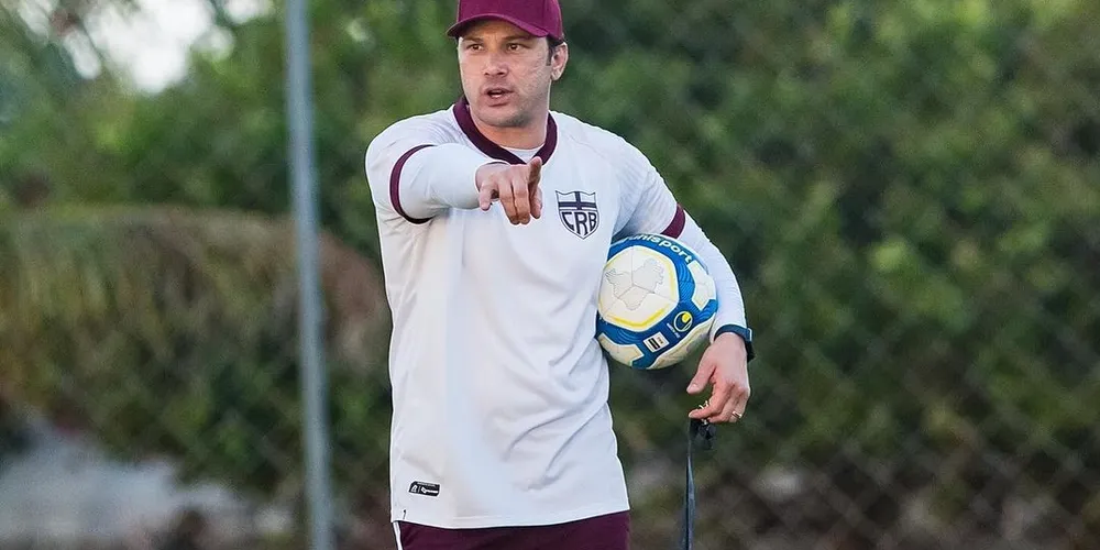 Na sua carreira tem passagem por clubes como Vitória, Chapecoense, Goiás e CSA, onde conquistou o Campeonato Alagoano 2021