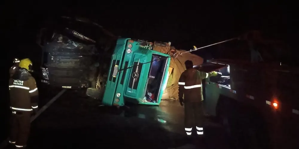 Equipes trabalham para desobstruir a pista