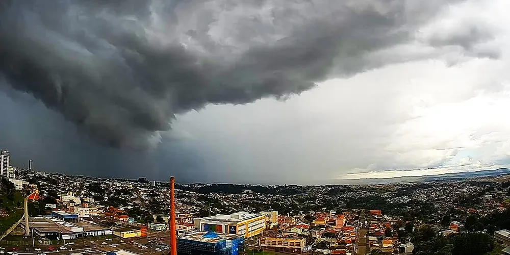 Há risco de corte de energia, queda de galhos de árvores, alagamentos e descargas elétricas