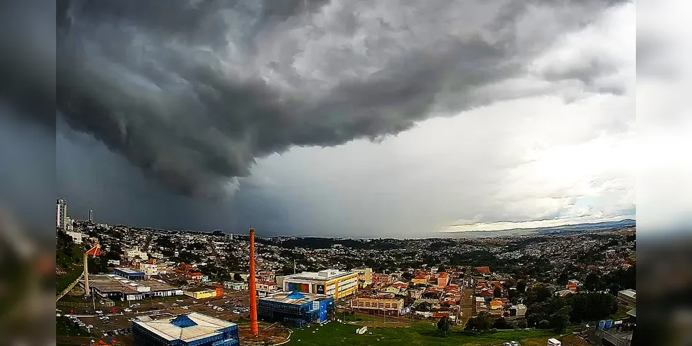 Há risco de corte de energia, queda de galhos de árvores, alagamentos e descargas elétricas