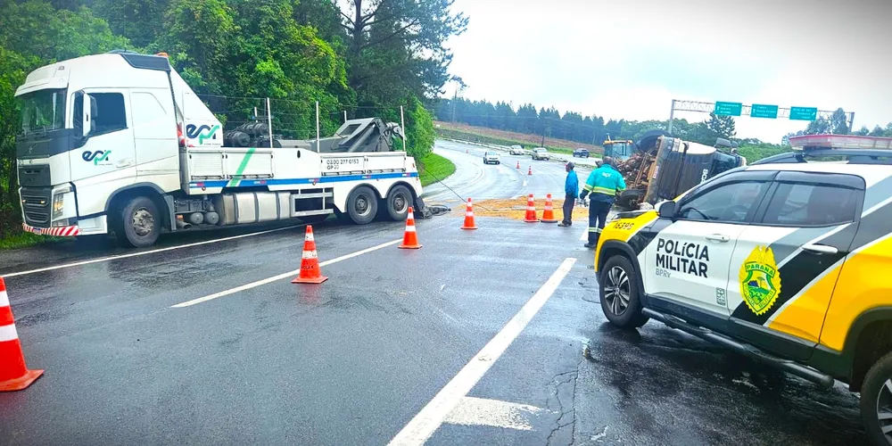Veículo tombou no km 260 da rodovia paranaense