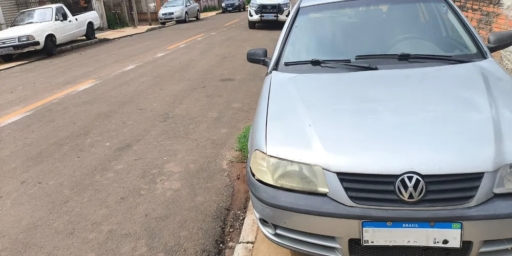 Carro estava estacionado em cima da calçada e na contramão