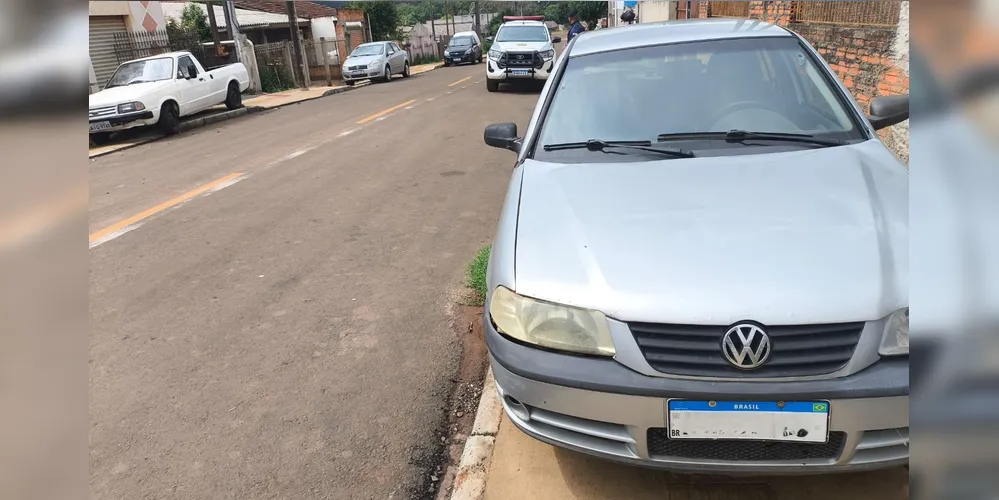 Carro estava estacionado em cima da calçada e na contramão