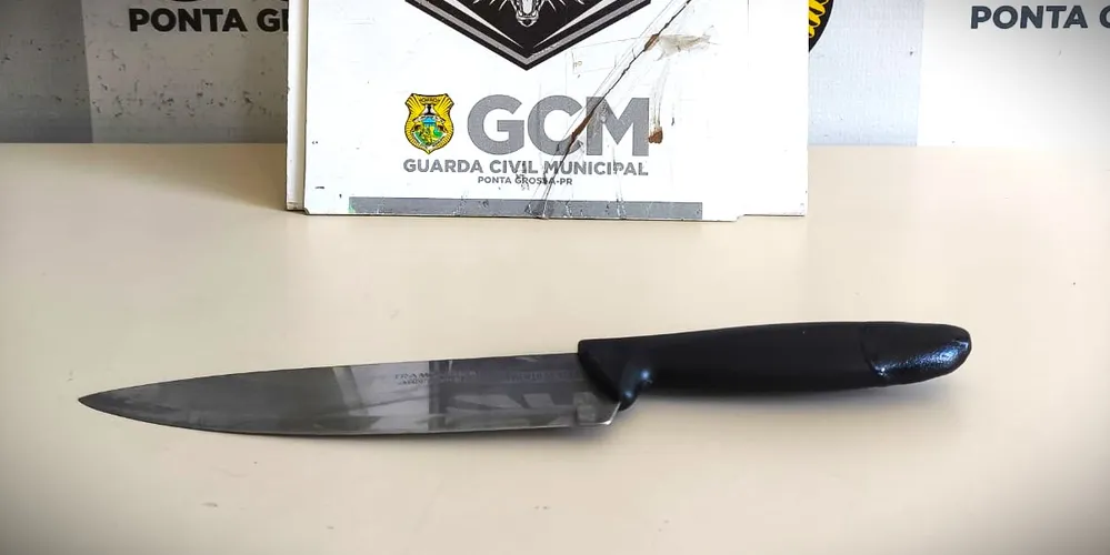 Faca também foi apreendida pelos guardas municipais