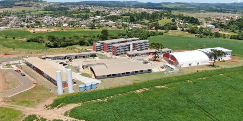 A escola possui infraestrutura completa, incluindo salas de aula, laboratórios, refeitório, quadra poliesportiva e área de lazer