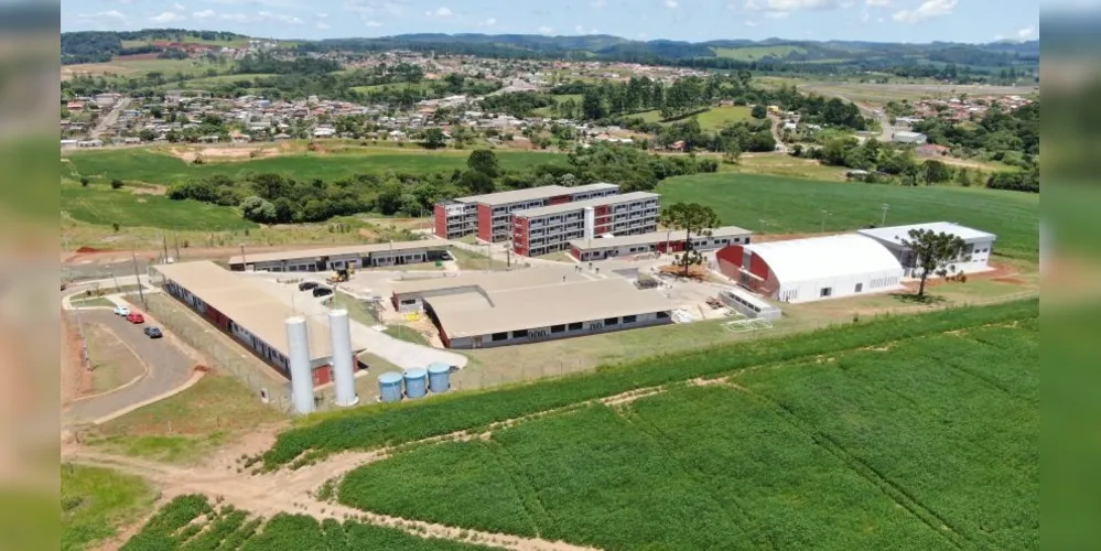 A escola possui infraestrutura completa, incluindo salas de aula, laboratórios, refeitório, quadra poliesportiva e área de lazer