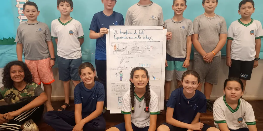 A turma realizou rodas de conversa, entrevistas, gravação de vídeos e confecção de cartazes