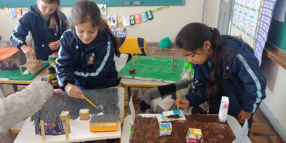 Parte das atividades da turma envolveu a montagem de maquetes representando os locais pesquisados durante a aula