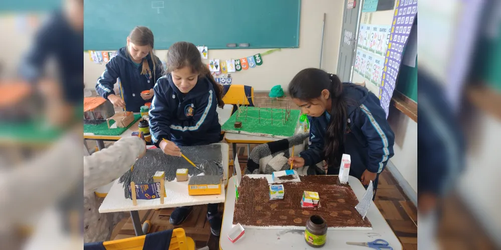 Parte das atividades da turma envolveu a montagem de maquetes representando os locais pesquisados durante a aula