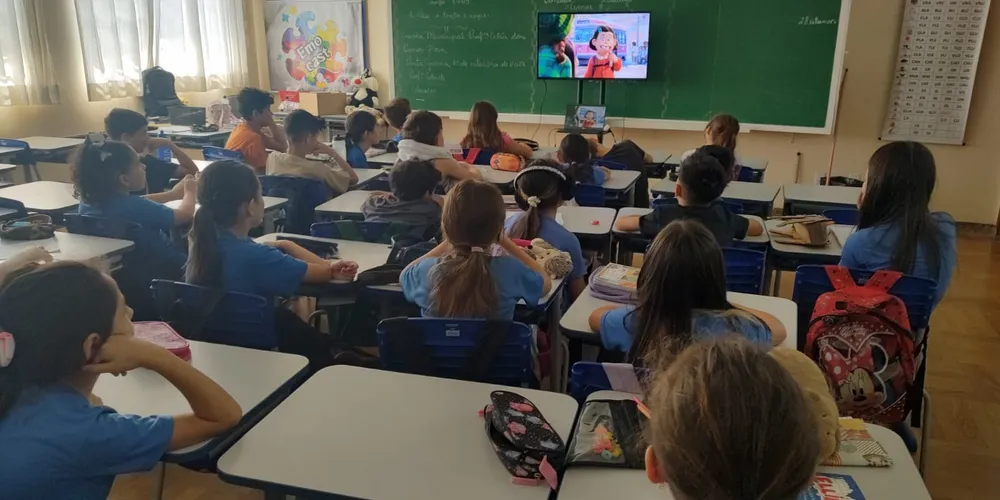 A realização de pesquisas e visualização de conteúdos sobre o tema abordado em sala foi parte das ações realizadas pelos educandos