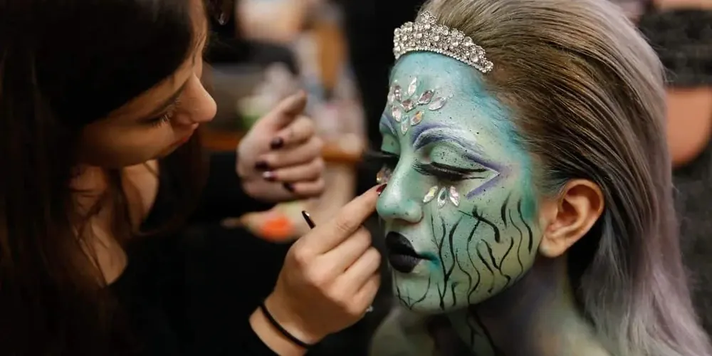 Para os amantes de cinema e de maquiagem, essa é uma boa oportunidade de aprendizado.