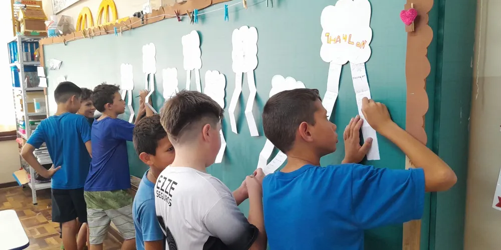 Uma das atividades realizadas pela turma envolveu uma dinâmica com elogios escritos pelos educandos para os colegas