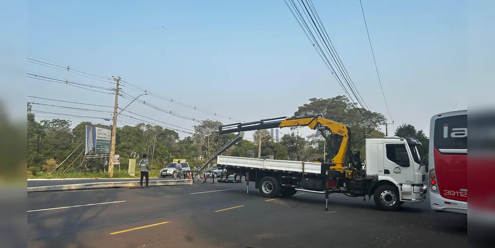 O próprio veículo de transporte realizou a retirada do objeto da pista