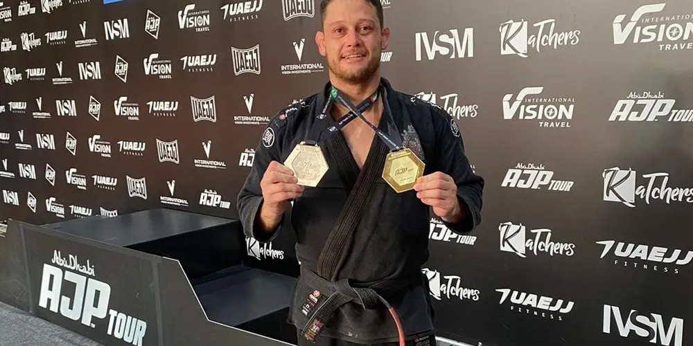 O atleta, natural de Ponta Grossa, venceu três lutas que garantiram o lugar mais alto no pódio do torneio