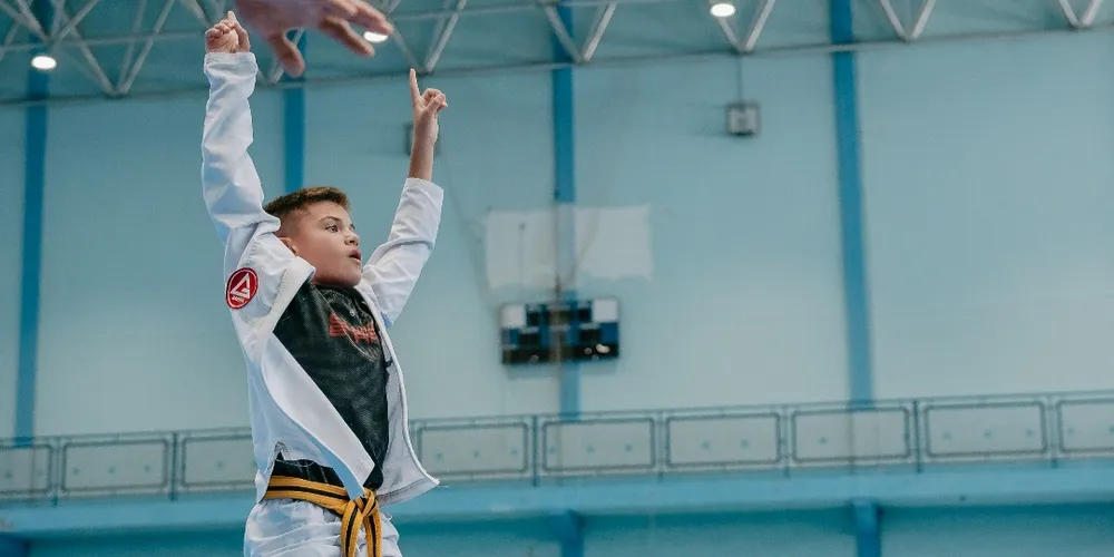 O ponta-grossense Lucas Conrado Schermak conquistou o cinturão da ‘Super Luta’ no Compnet