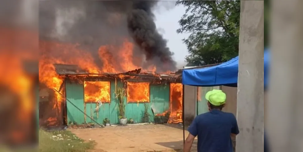 O incêndio teria começado na fiação elétrica, na parte de cima da casa