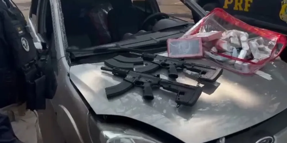 O condutor, o veículo, os fuzis e a droga foram encaminhados à Delegacia da Polícia Federal de Londrina