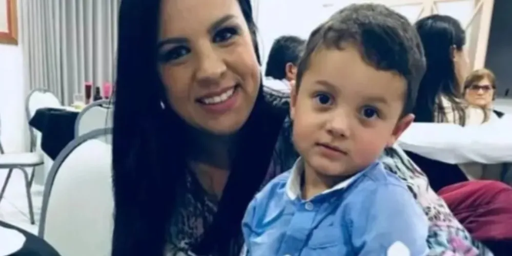 Vanessa Kubaski Maciel (esq.) e seu filho Pedro Henrique Maciel  (dir.)