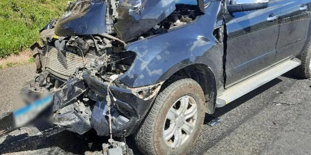 A colisão teria ocorrido devido a uma possível falta de atenção ou falha mecânica em um dos veículos.