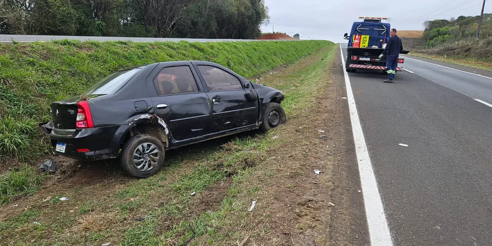 Carro parou no canteiro central da via após o capotamento