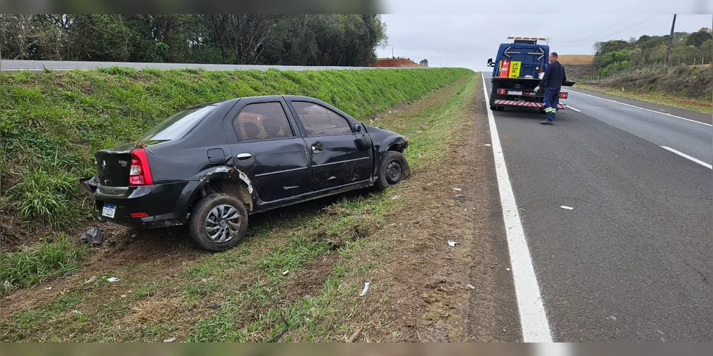 Carro parou no canteiro central da via após o capotamento