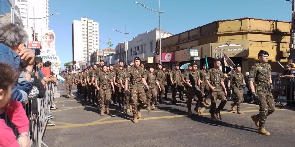 Dezenas de pessoas se reuniram no centro da cidade