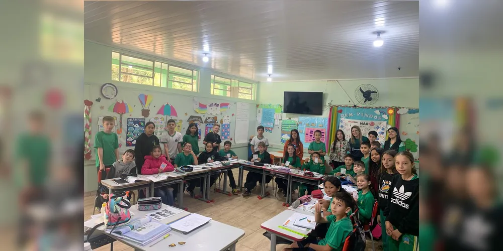 A turma também realizou uma dinâmica em conjunto com o quarto ano da escola, que a entrega de mensagens motivacionais