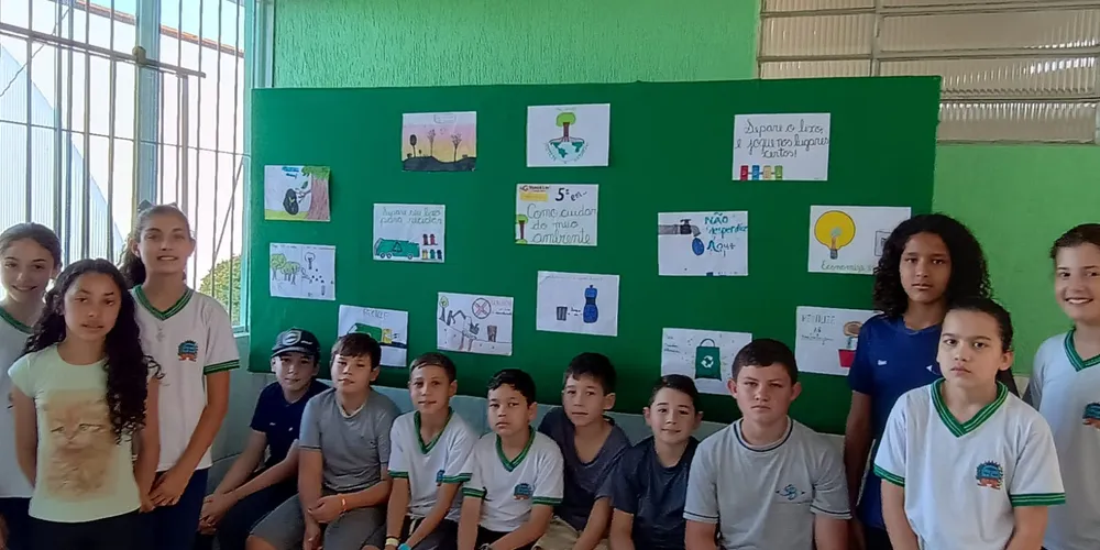 Uma das atividades realizadas pela turma envolveu a confecção de desenhos e frases em folhas A4, sugerindo dicas de cuidados ambientais