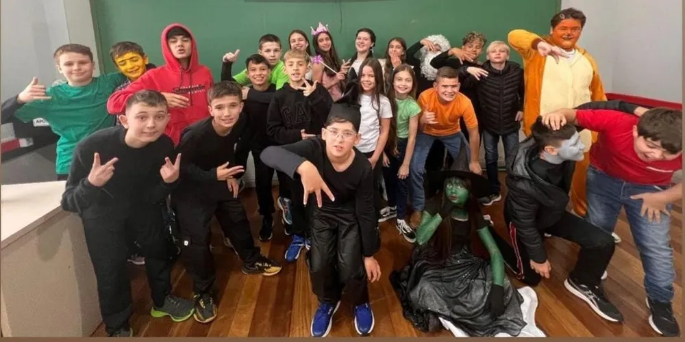 A turma se envolveu na preparação dos ensaios, montagem do cenário e organização geral da apresentação